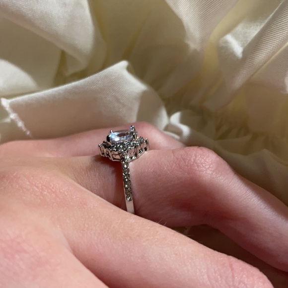 Beautiful dazzling  ring - Picture 7 of 8